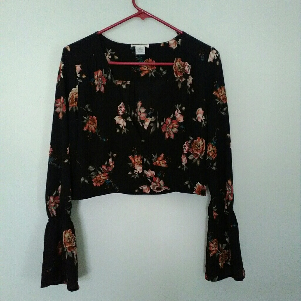 InTu floral boho crop top with bell sleeves